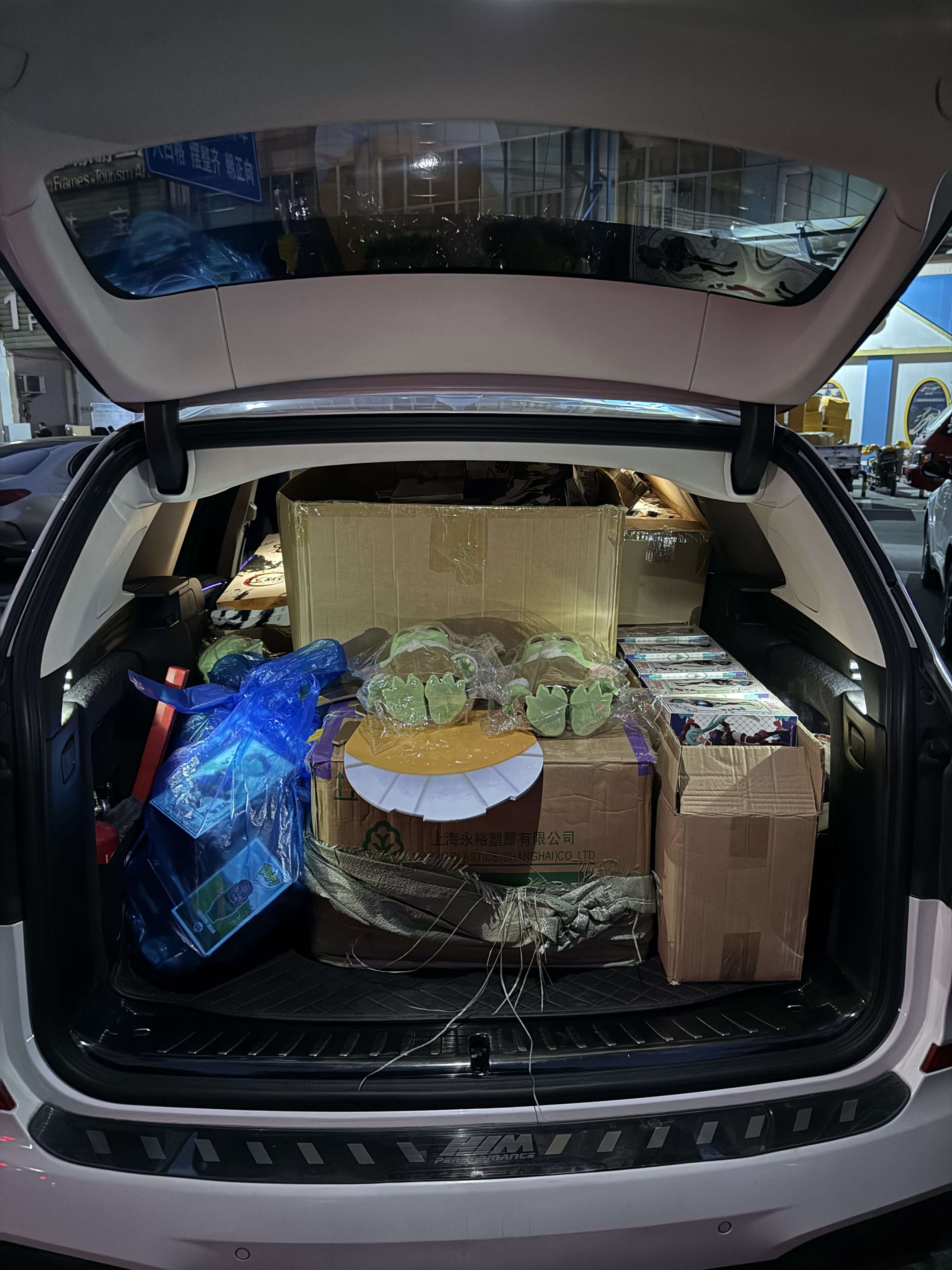 Yiwu local pickup with cartons loaded for delivery